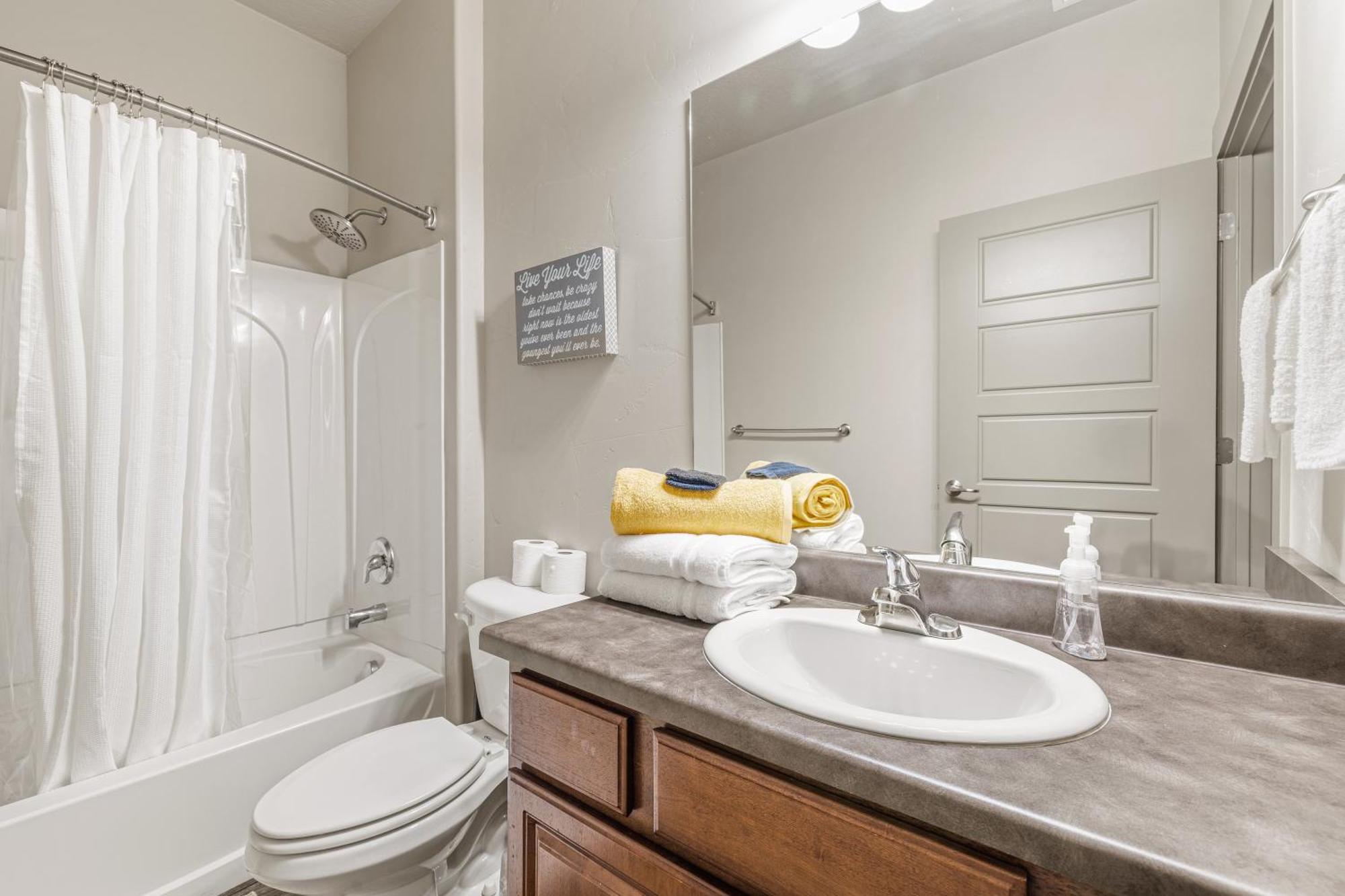 Butterfly Themed Kings Apartment With Private Garage & Access To Lux Hot Tub, Bbq & Gym South Jordan Extérieur photo